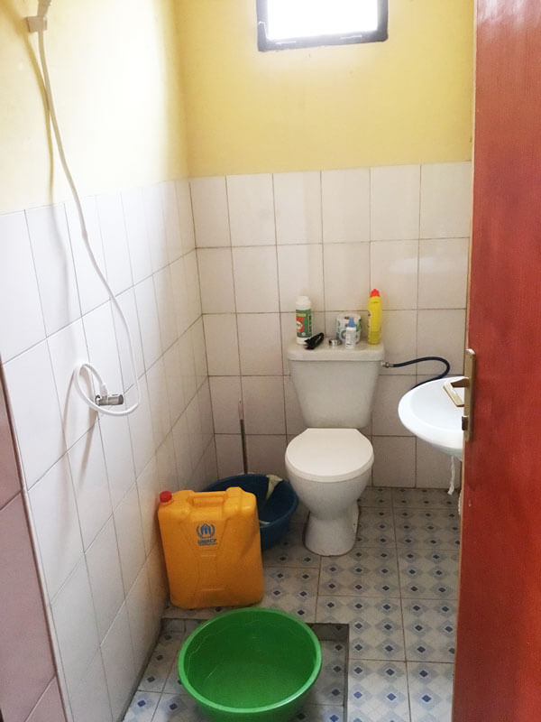 Projekttagebuch Ruanda - WC mit Dusche, leider nur kaltes Wasser